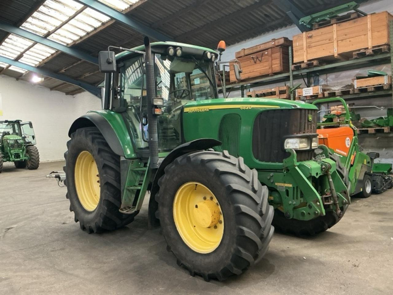 John Deere 6820 - Máy cày: hình 1 John Deere 6820 - Máy cày: hình 1