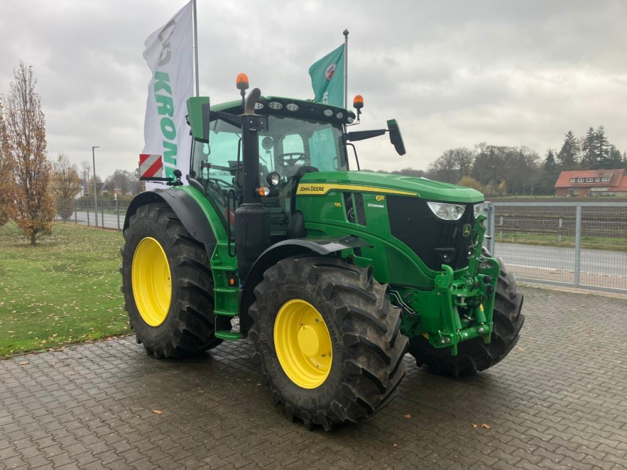 John Deere 6R 195 - Máy cày: hình 1 John Deere 6R 195 - Máy cày: hình 1