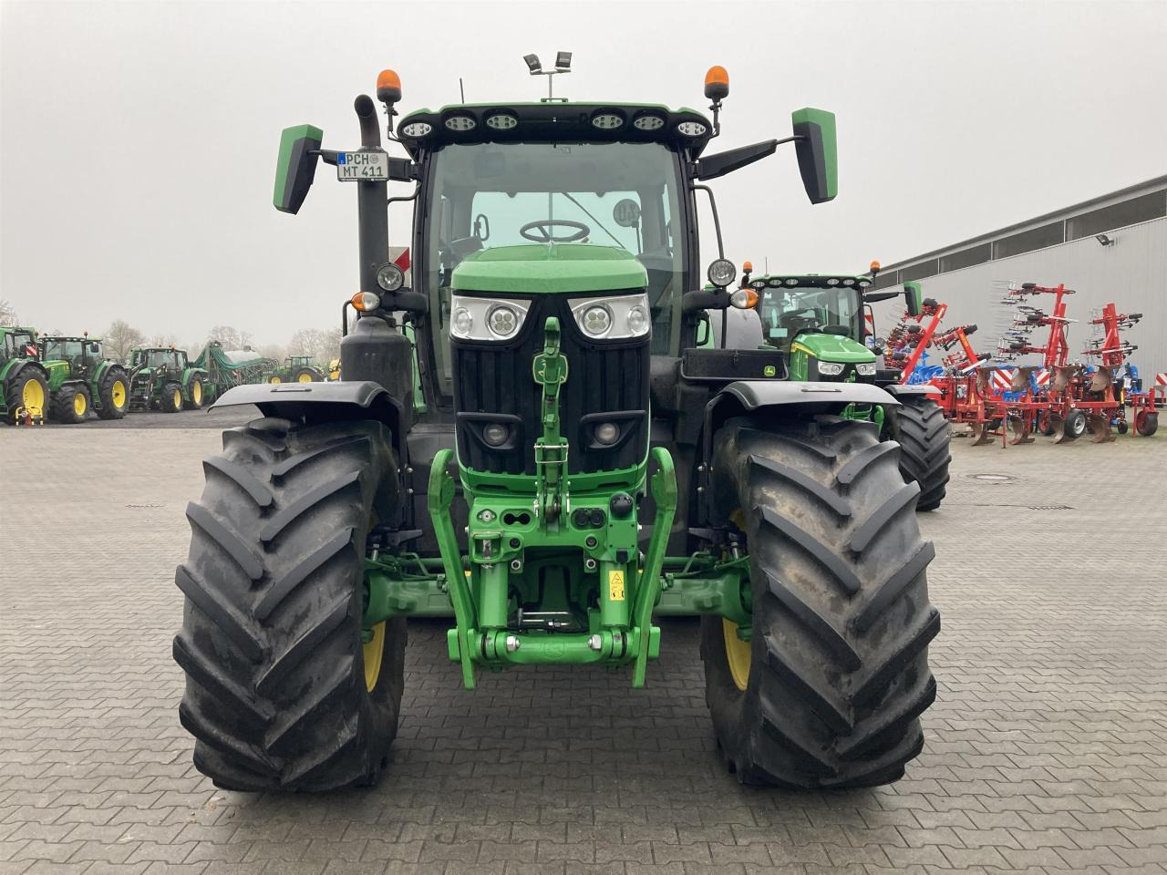 John Deere 6R 215 - Máy cày: hình 1 John Deere 6R 215 - Máy cày: hình 1