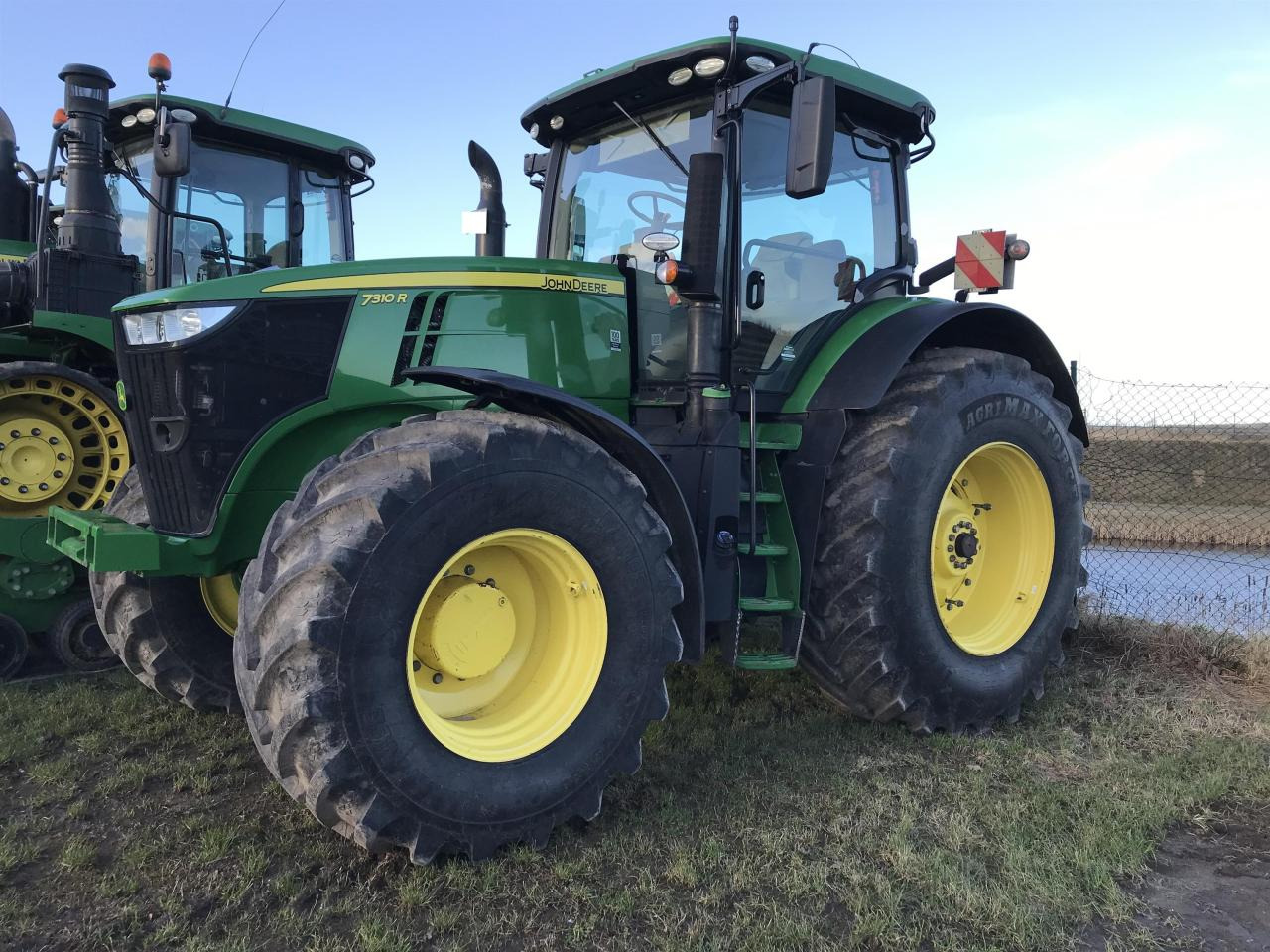 John Deere 7310R - Máy cày: hình 2 John Deere 7310R - Máy cày: hình 2