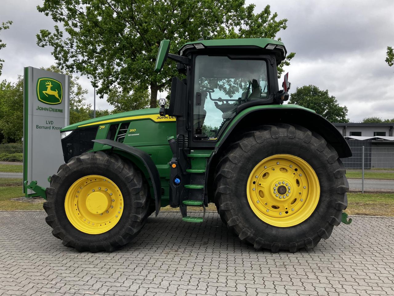 John Deere 7R 310 - Máy cày: hình 1 John Deere 7R 310 - Máy cày: hình 1
