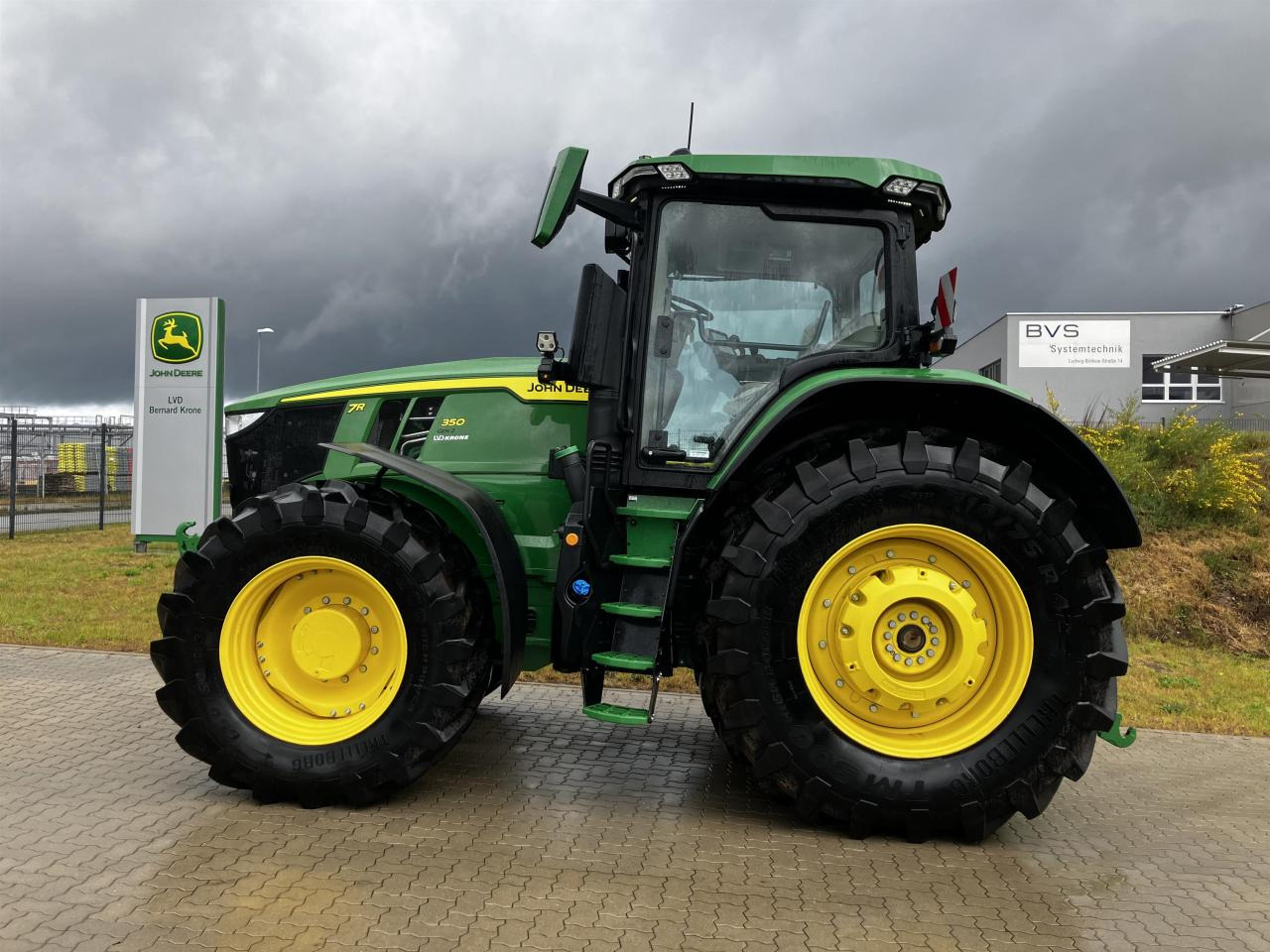 John Deere 7R 350 - Máy cày: hình 1 John Deere 7R 350 - Máy cày: hình 1