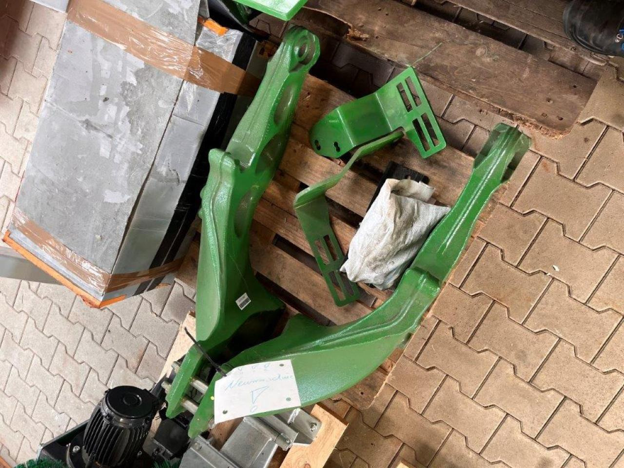 John Deere Anbaukonsolen - Máy chất hàng trước cho máy cày: hình 2 John Deere Anbaukonsolen - Máy chất hàng trước cho máy cày: hình 2