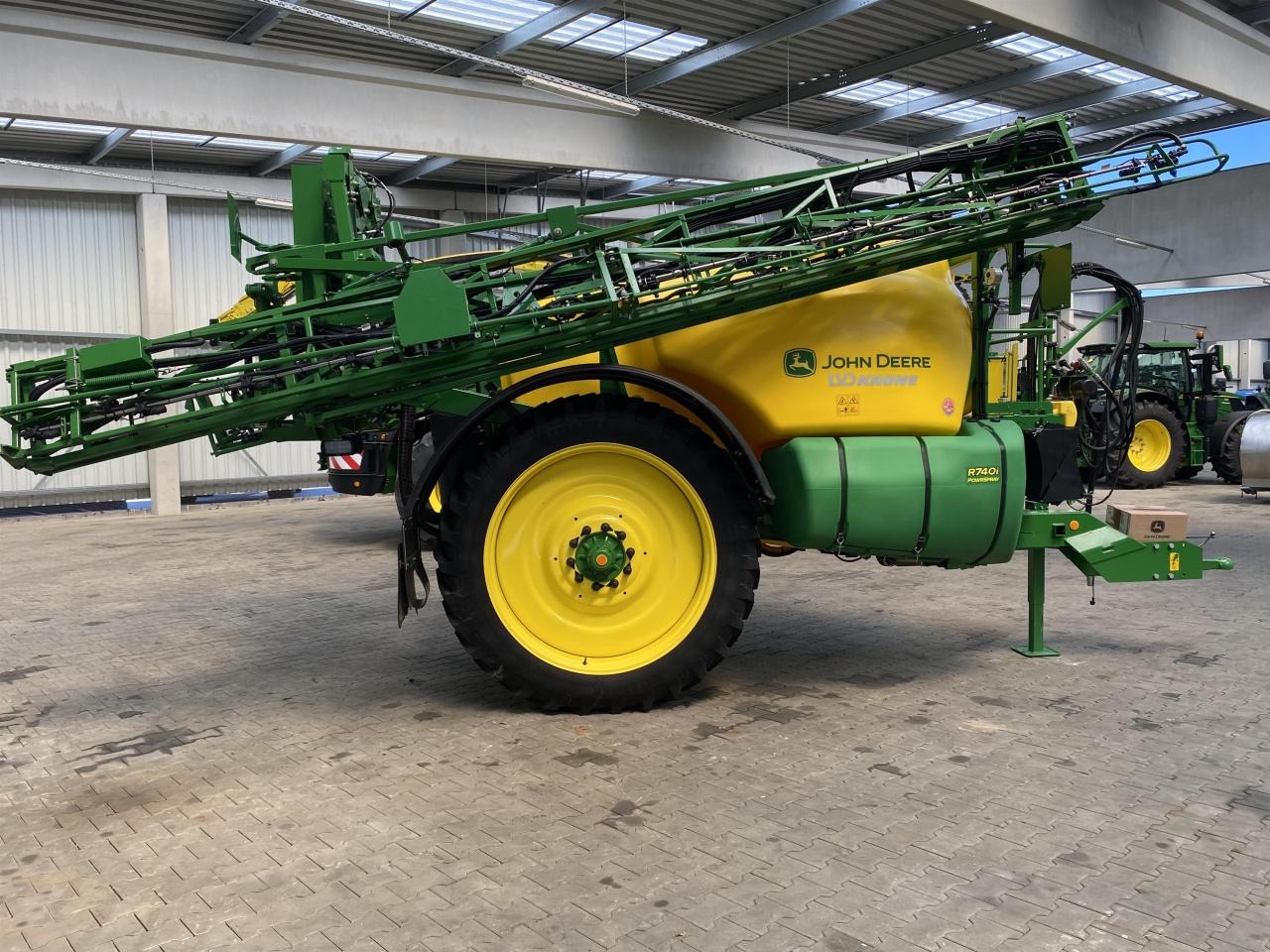John Deere R740i - Máy xịt kéo: hình 3 John Deere R740i - Máy xịt kéo: hình 3