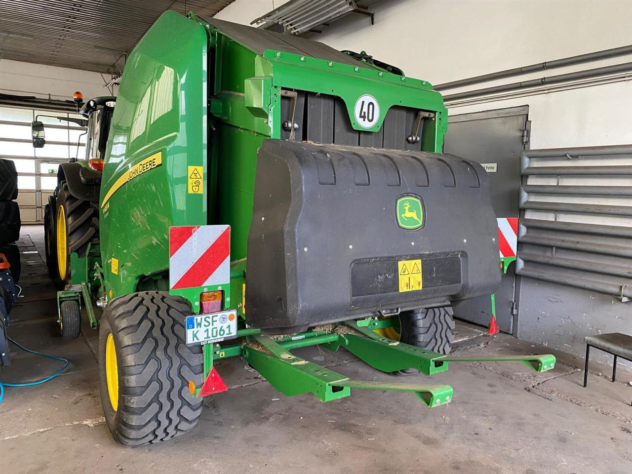 John Deere V451M MaxiCut 13 - Máy đóng kiện tròn: hình 4 John Deere V451M MaxiCut 13 - Máy đóng kiện tròn: hình 4