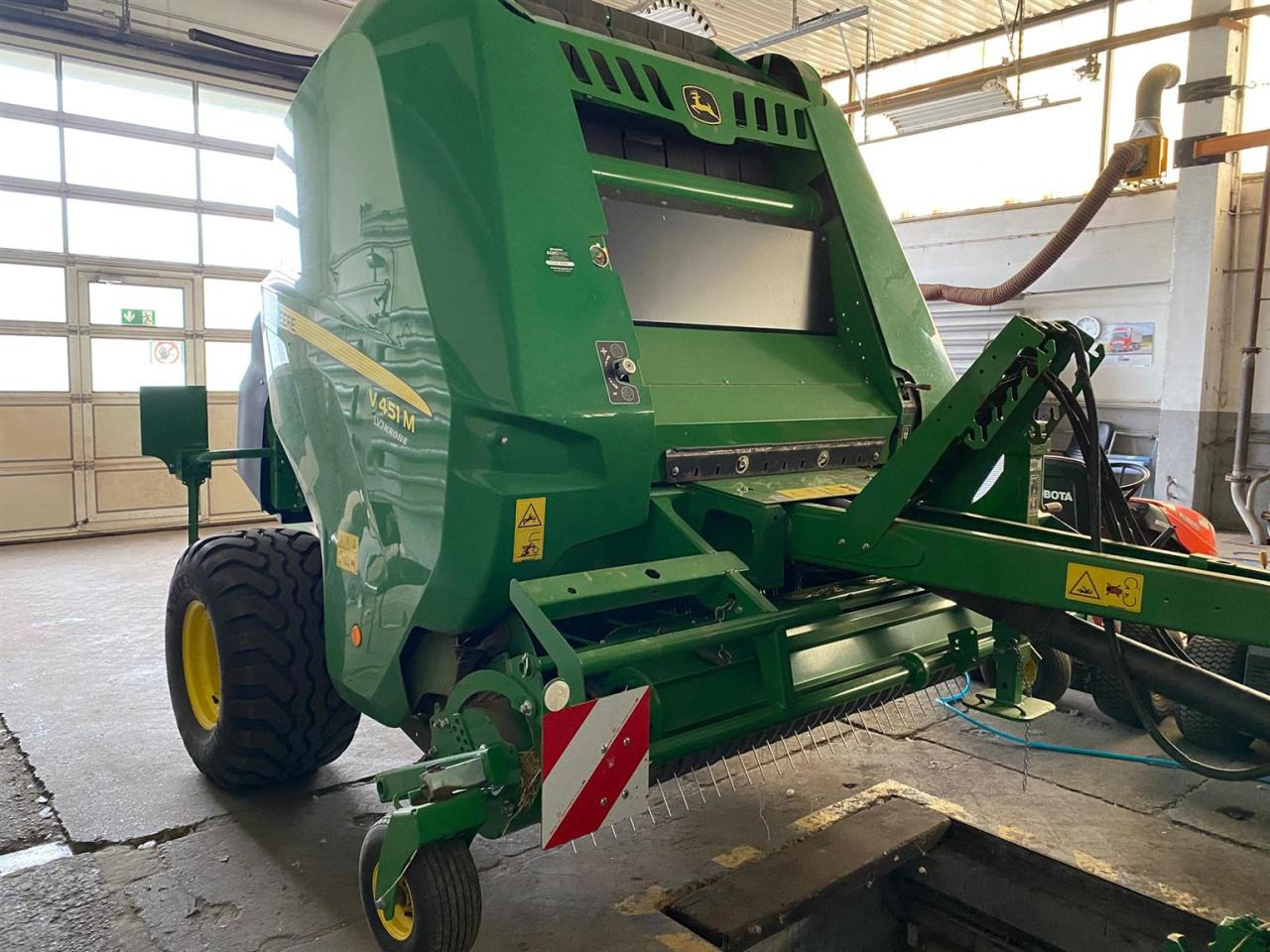 John Deere V451M MaxiCut 13 - Máy đóng kiện tròn: hình 2 John Deere V451M MaxiCut 13 - Máy đóng kiện tròn: hình 2