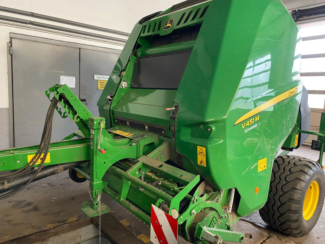 John Deere V451M MaxiCut 13 - Máy đóng kiện tròn: hình 1 John Deere V451M MaxiCut 13 - Máy đóng kiện tròn: hình 1