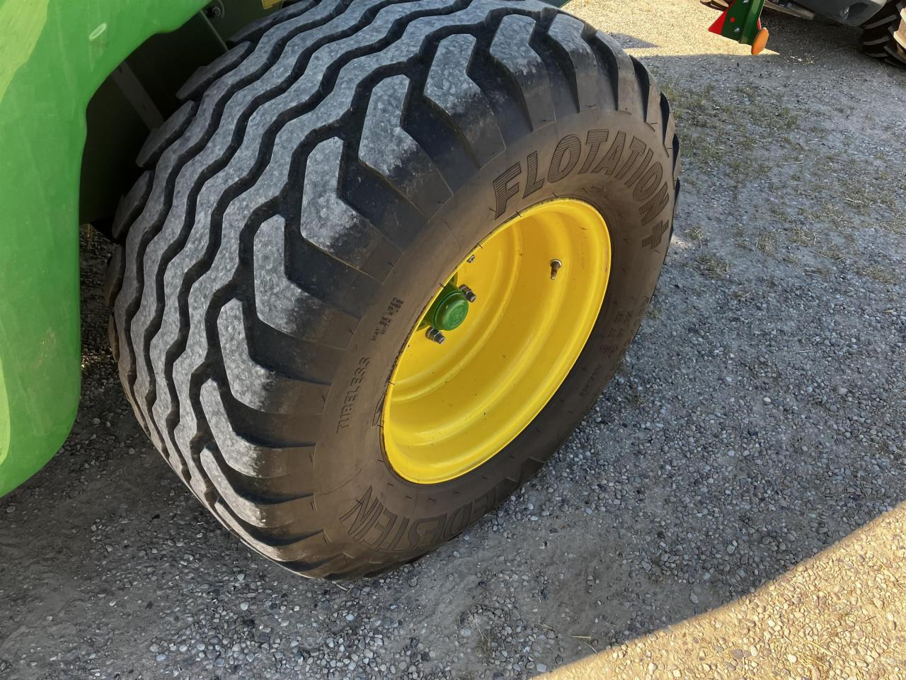 John Deere V461M MaxiCut HC13 - Máy đóng kiện tròn: hình 4 John Deere V461M MaxiCut HC13 - Máy đóng kiện tròn: hình 4