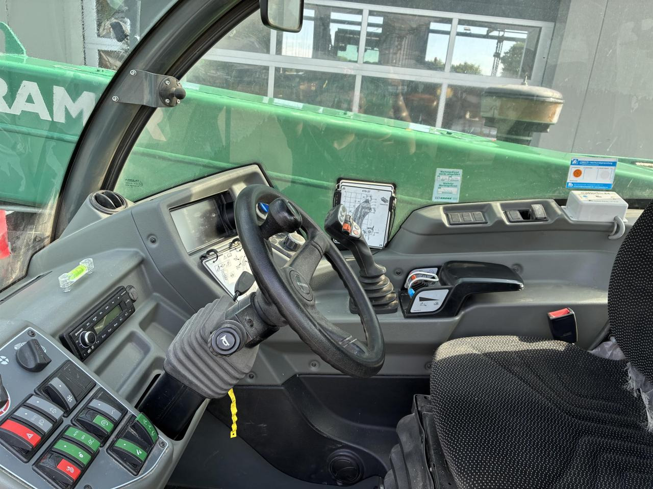 Kramer KT407 - Xe nhấc hình viễn vọng kính: hình 4 Kramer KT407 - Xe nhấc hình viễn vọng kính: hình 4