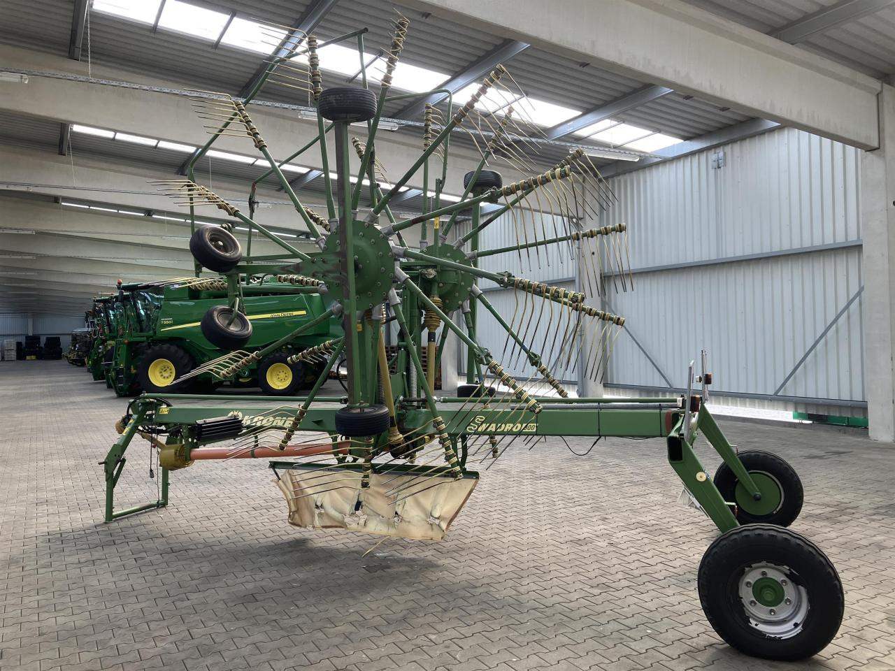 Krone SWADRO 900 - Dàn trải/ Cào: hình 4 Krone SWADRO 900 - Dàn trải/ Cào: hình 4