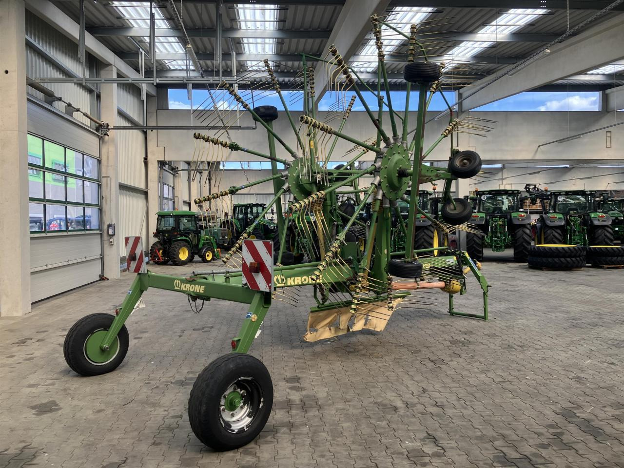Krone SWADRO 900 - Dàn trải/ Cào: hình 3 Krone SWADRO 900 - Dàn trải/ Cào: hình 3