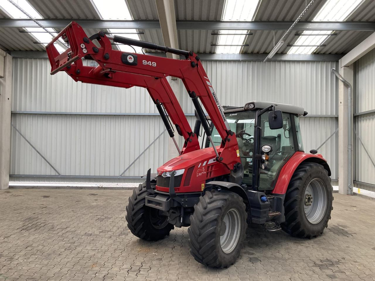 Massey Ferguson 5611 Dyna 4 - Máy cày: hình 1 Massey Ferguson 5611 Dyna 4 - Máy cày: hình 1