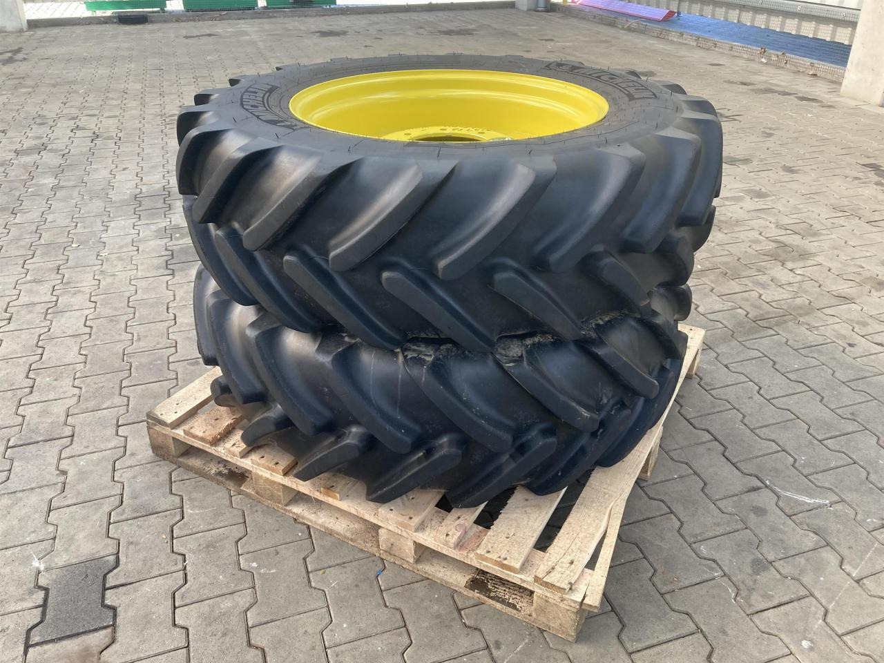 Michelin 380/70R28 - Lốp cho Máy móc nông nghiệp: hình 1 Michelin 380/70R28 - Lốp cho Máy móc nông nghiệp: hình 1