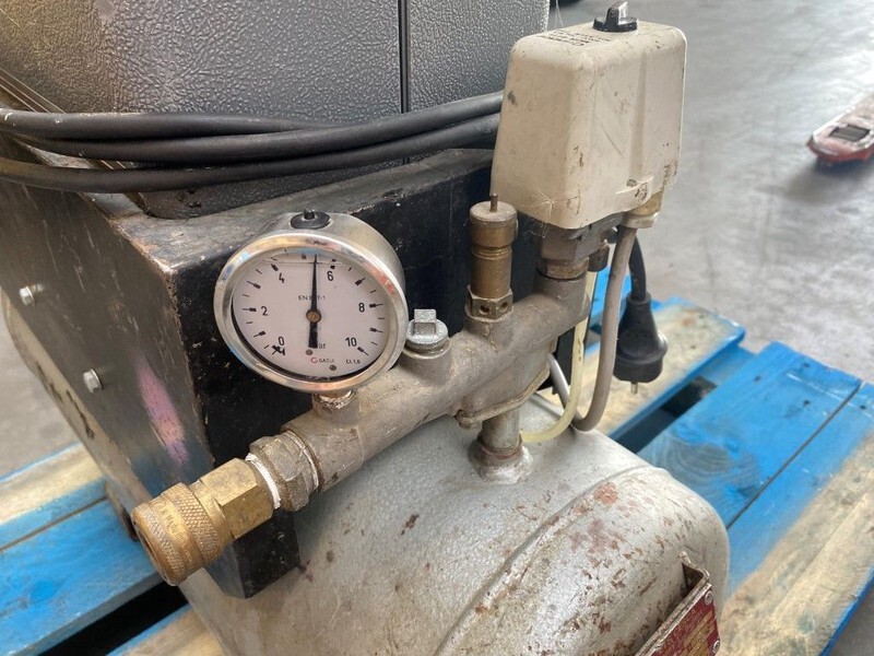 Atlas-Copco LXS 111 1.1 kW 10 bar 125 L / min zuigercompressor met 50 liter ketel - Máy nén khí: hình 5 Atlas-Copco LXS 111 1.1 kW 10 bar 125 L / min zuigercompressor met 50 liter ketel - Máy nén khí: hình 5
