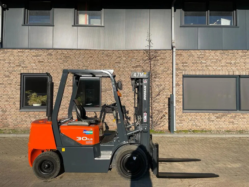 Xe nâng diesel Doosan D30G Yanmar 3 ton Triplex Freelift Sideshift Diesel Heftruck 470 cm hefhoogte: hình 14 Xe nâng diesel Doosan D30G Yanmar 3 ton Triplex Freelift Sideshift Diesel Heftruck 470 cm hefhoogte: hình 14