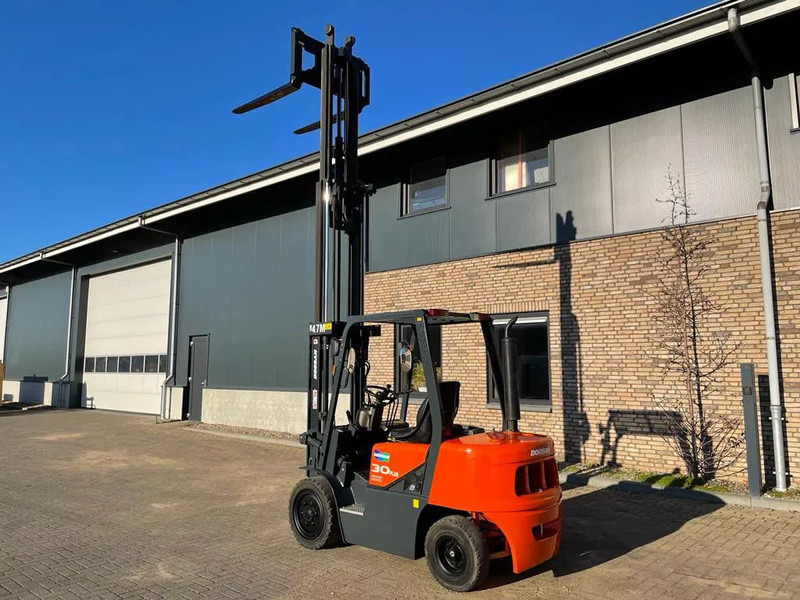 Xe nâng diesel Doosan D30G Yanmar 3 ton Triplex Freelift Sideshift Diesel Heftruck 470 cm hefhoogte: hình 9 Xe nâng diesel Doosan D30G Yanmar 3 ton Triplex Freelift Sideshift Diesel Heftruck 470 cm hefhoogte: hình 9