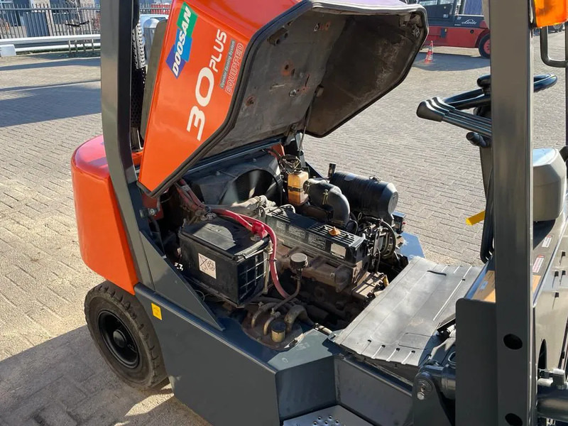 Xe nâng diesel Doosan D30G Yanmar 3 ton Triplex Freelift Sideshift Diesel Heftruck 470 cm hefhoogte: hình 8 Xe nâng diesel Doosan D30G Yanmar 3 ton Triplex Freelift Sideshift Diesel Heftruck 470 cm hefhoogte: hình 8