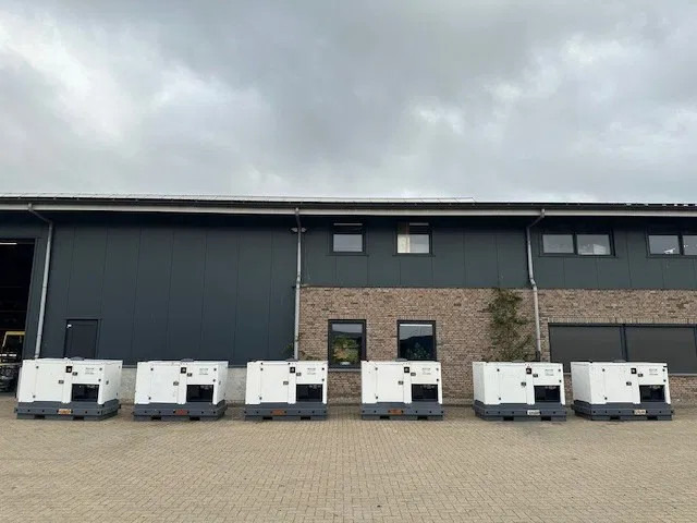 Iveco FPT F32 AM1A Leroy Somer 32 KVA Silent generatorset 660 hours ! - Bộ phát điện: hình 5 Iveco FPT F32 AM1A Leroy Somer 32 KVA Silent generatorset 660 hours ! - Bộ phát điện: hình 5