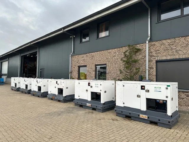 Iveco FPT F32 AM1A Leroy Somer 32 kVA Silent generatorset 21 hours ! - Bộ phát điện: hình 5 Iveco FPT F32 AM1A Leroy Somer 32 kVA Silent generatorset 21 hours ! - Bộ phát điện: hình 5