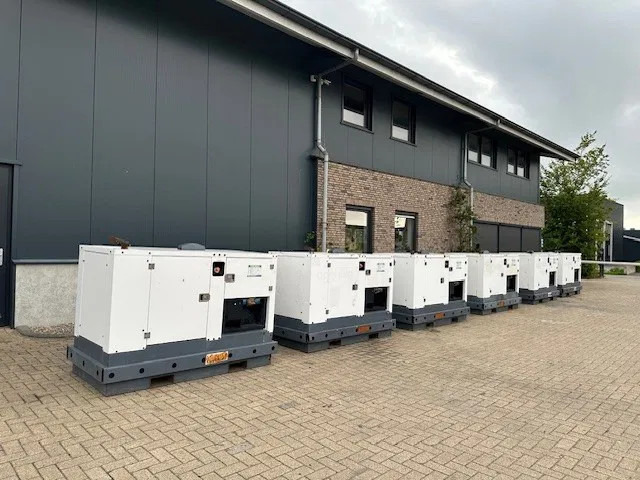 Iveco FPT F32 AM1A Leroy Somer 32 kVA silent generatorset 29 hours ! - Bộ phát điện: hình 5 Iveco FPT F32 AM1A Leroy Somer 32 kVA silent generatorset 29 hours ! - Bộ phát điện: hình 5