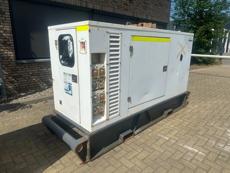 Iveco FPT NEF45 SM1A.A004 Stamford 60 kVA Silent Renrtal generatorset - Bộ phát điện: hình 5 Iveco FPT NEF45 SM1A.A004 Stamford 60 kVA Silent Renrtal generatorset - Bộ phát điện: hình 5