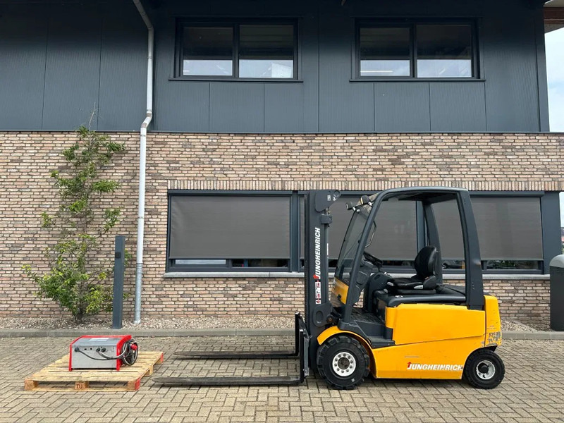 Jungheinrich EFG 425 K 2.5 ton Triplex Freelift Sideshift Elektra Heftruck - Xe nâng điện: hình 1 Jungheinrich EFG 425 K 2.5 ton Triplex Freelift Sideshift Elektra Heftruck - Xe nâng điện: hình 1
