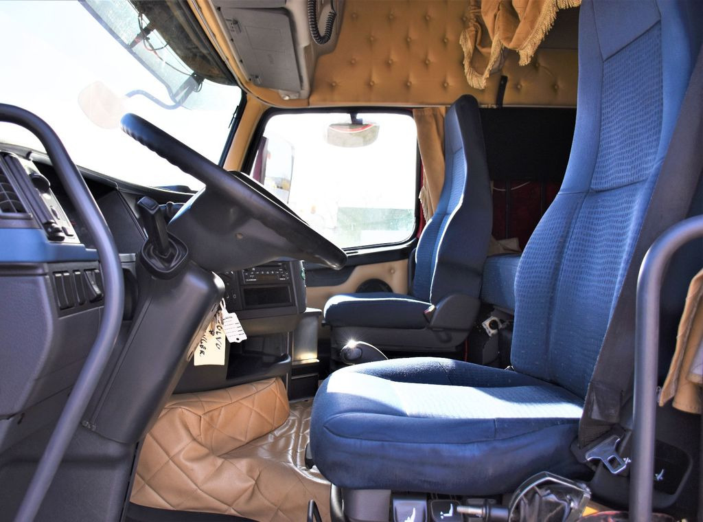 Interior photo 1: Xe cẩu tự hành, Xe ben Volvo FH 480 Kipper 6,20m + HMF 1823 K3 + FUNK Volvo FH 480 Kipper 6,20m + HMF 1823 K3 + FUNK Interior photo 1: Xe cẩu tự hành, Xe ben Volvo FH 480 Kipper 6,20m + HMF 1823 K3 + FUNK Volvo FH 480 Kipper 6,20m + HMF 1823 K3 + FUNK