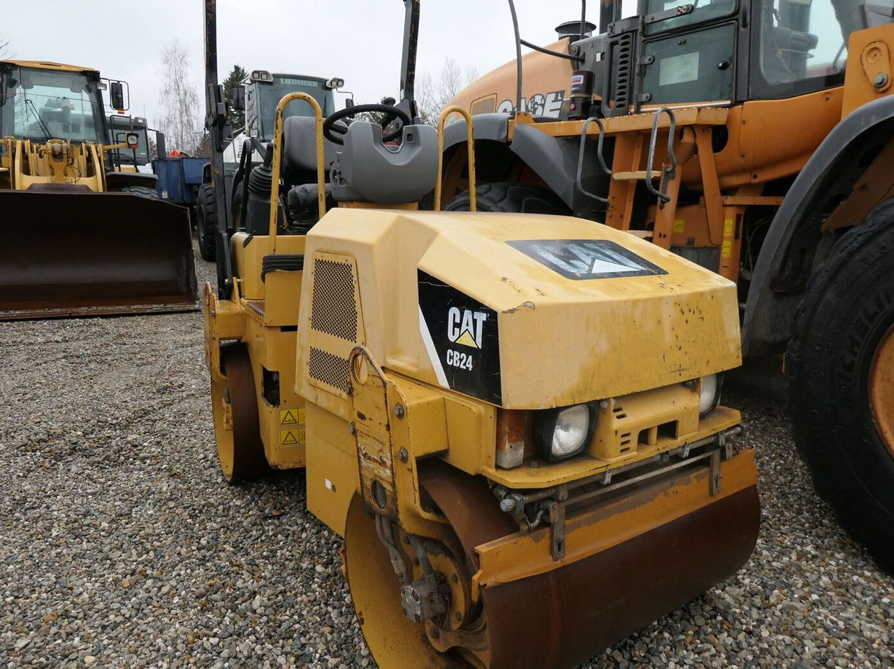 Caterpillar CB24 XT - Máy lăn đường: hình 2 Caterpillar CB24 XT - Máy lăn đường: hình 2