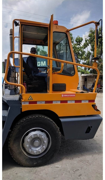 Terberg YT182 - Máy cày trạm: hình 4 Terberg YT182 - Máy cày trạm: hình 4