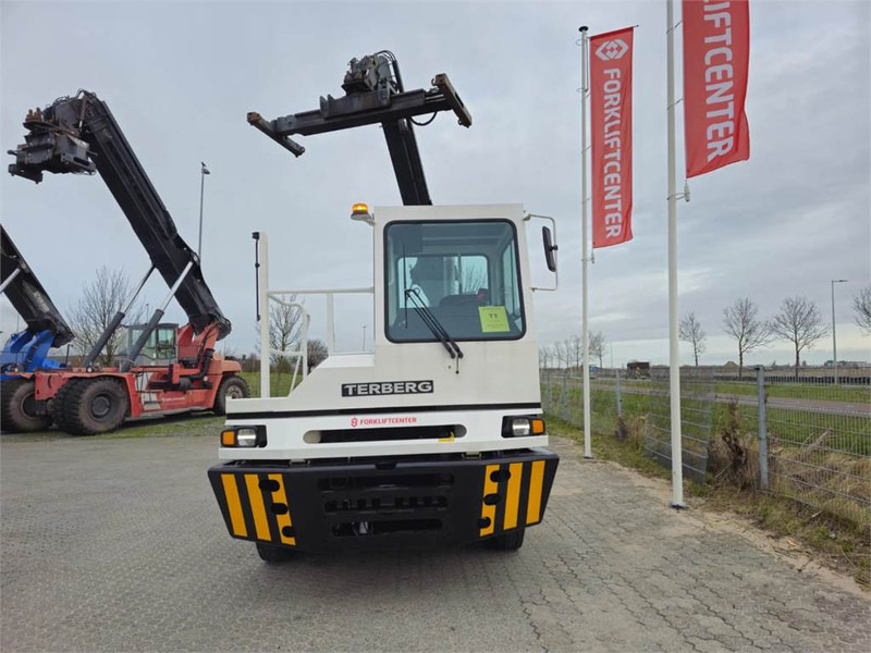 Terberg YT220 - Máy cày trạm: hình 5 Terberg YT220 - Máy cày trạm: hình 5