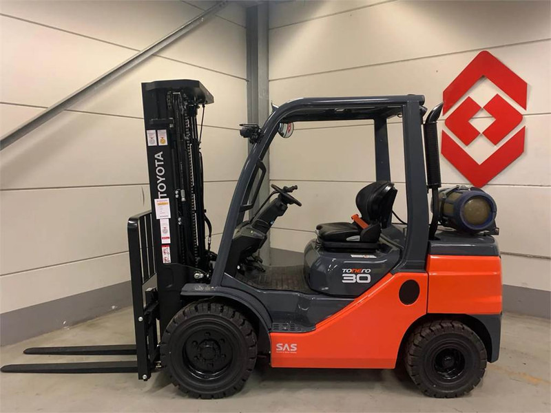 Toyota 02-8FGF30 - Xe nâng gas: hình 2 Toyota 02-8FGF30 - Xe nâng gas: hình 2