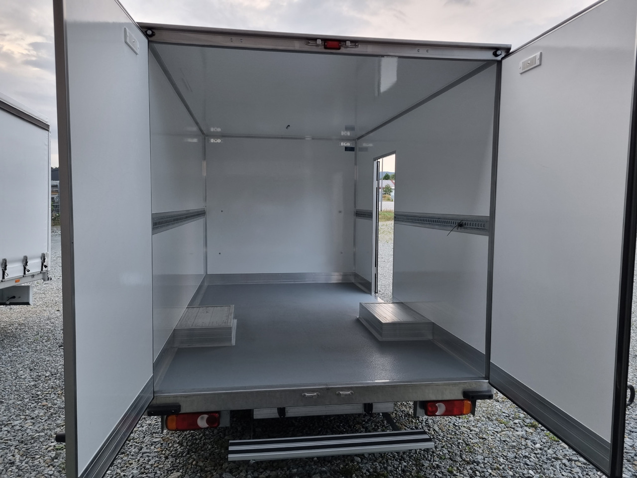 Renault Master 170 Koffer Platform Tiefrahmen - Xe tải nhỏ thùng kín: hình 4 Renault Master 170 Koffer Platform Tiefrahmen - Xe tải nhỏ thùng kín: hình 4
