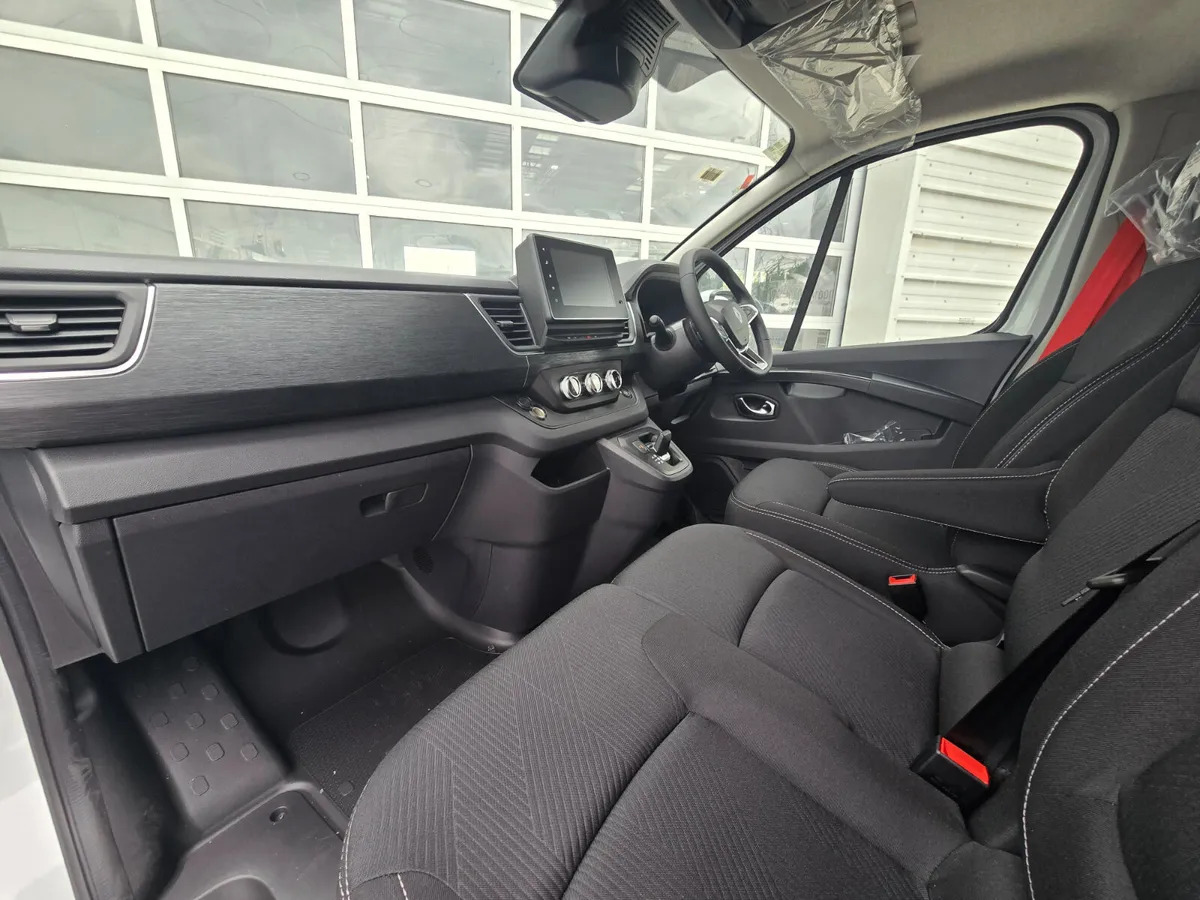 NEW Renault Trafic Exclusive 170BHP/150BHP Auto White - Xe van chở hàng: hình 2 NEW Renault Trafic Exclusive 170BHP/150BHP Auto White - Xe van chở hàng: hình 2