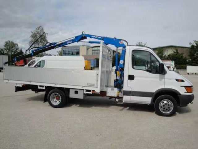Iveco Daily 35C11 - flatbed+crane - Xe tải thùng lửng/ Phẳng, Xe cẩu tự hành: hình 3 Iveco Daily 35C11 - flatbed+crane - Xe tải thùng lửng/ Phẳng, Xe cẩu tự hành: hình 3