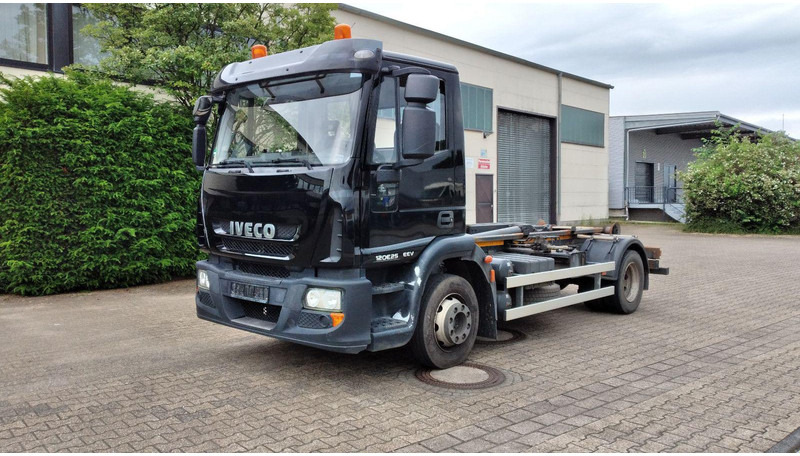 Xe tải thùng lửng/ Phẳng, Xe cẩu tự hành Iveco Eurocargo 120E25: hình 8 Xe tải thùng lửng/ Phẳng, Xe cẩu tự hành Iveco Eurocargo 120E25: hình 8