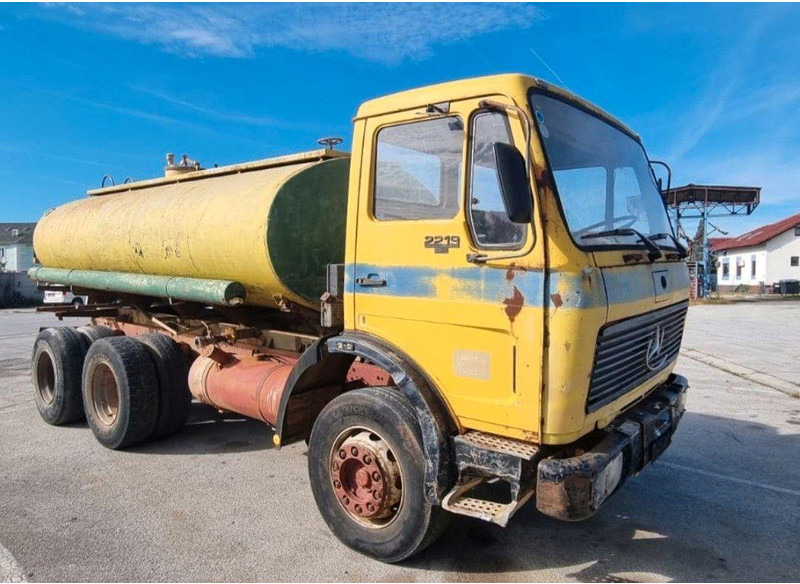 Mercedes-Benz 2219 6x4 Vízszállító Tartálykocsi - Xe bồn: hình 1 Mercedes-Benz 2219 6x4 Vízszállító Tartálykocsi - Xe bồn: hình 1