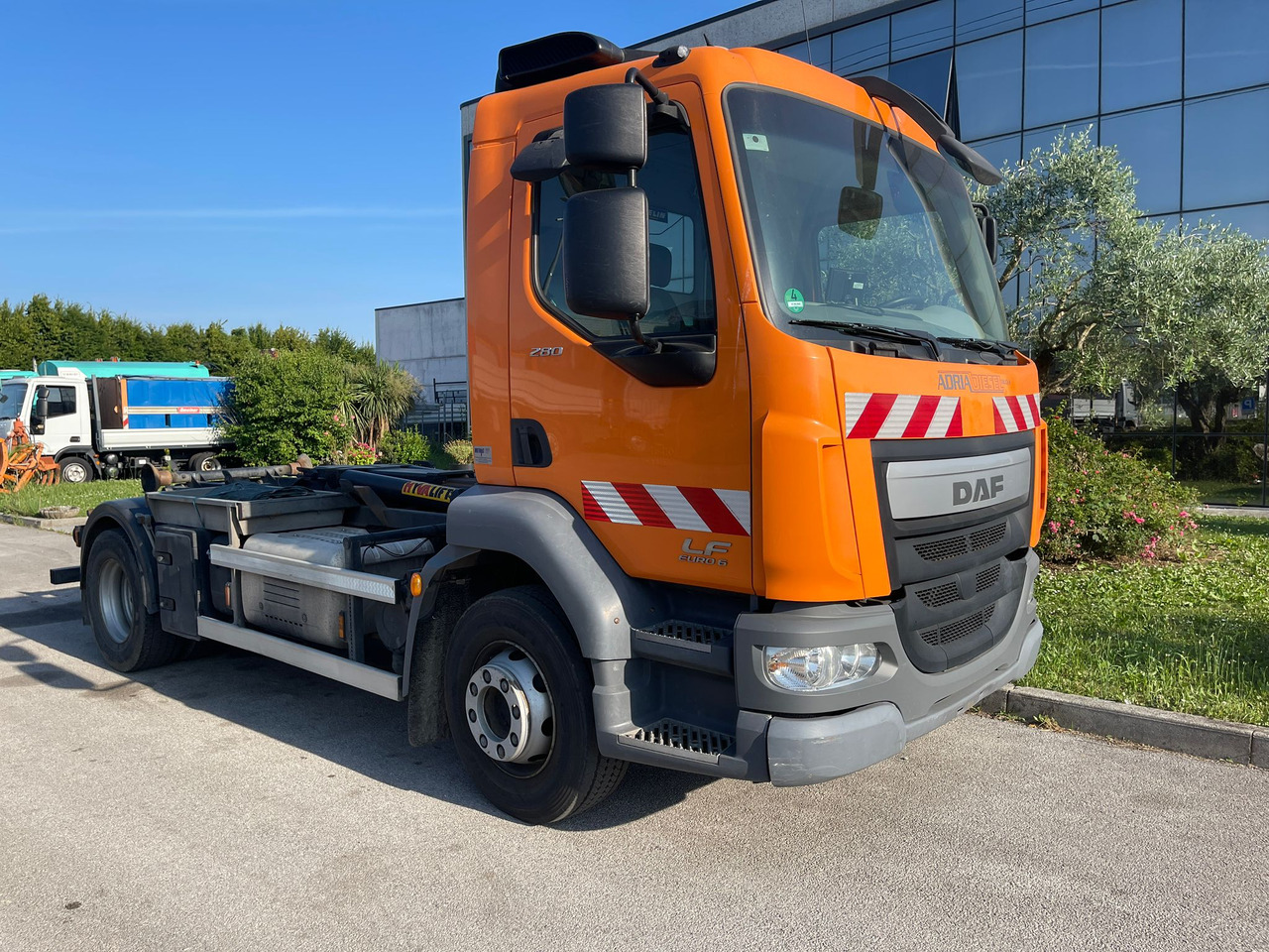 DAF LF280LE - Xe tải nâng móc: hình 2 DAF LF280LE - Xe tải nâng móc: hình 2