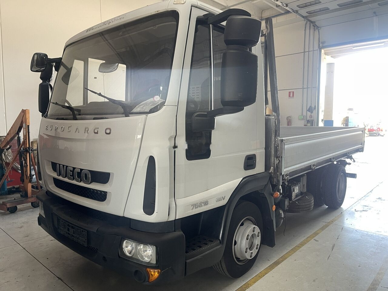 IVECO EuroCargo 75E18 - Xe ben: hình 2 IVECO EuroCargo 75E18 - Xe ben: hình 2