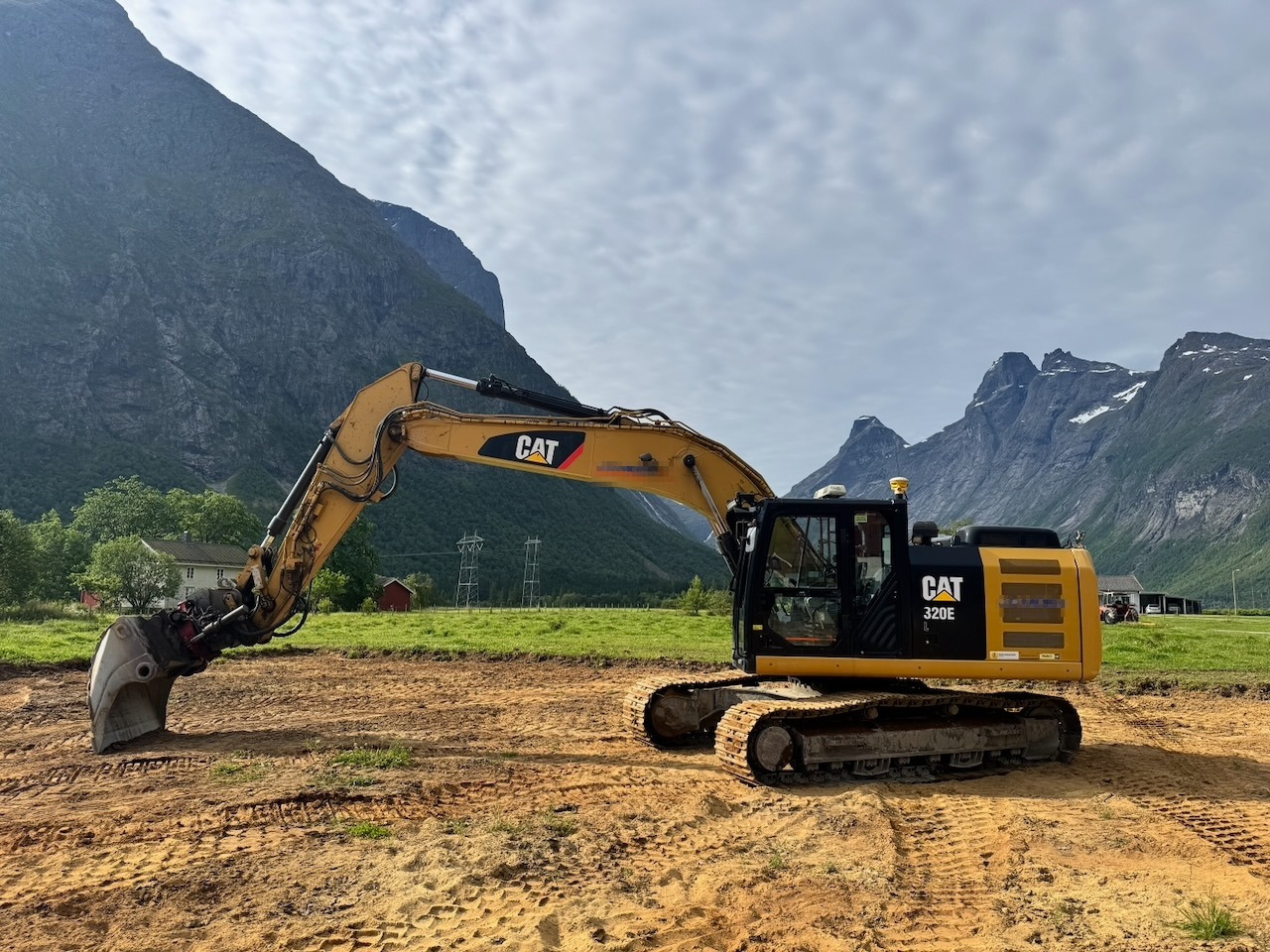 Caterpillar 320EL - Máy xúc bánh xích: hình 2 Caterpillar 320EL - Máy xúc bánh xích: hình 2