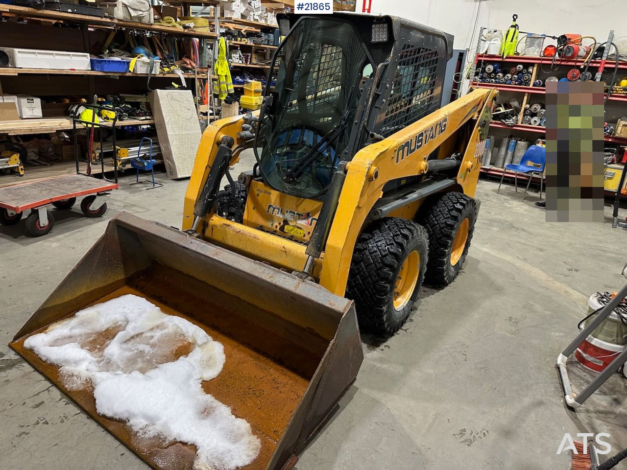 Mustang 220R kompaktlaster m/planeringskuffe og pallegafler - Máy xúc lật đa năng: hình 2 Mustang 220R kompaktlaster m/planeringskuffe og pallegafler - Máy xúc lật đa năng: hình 2