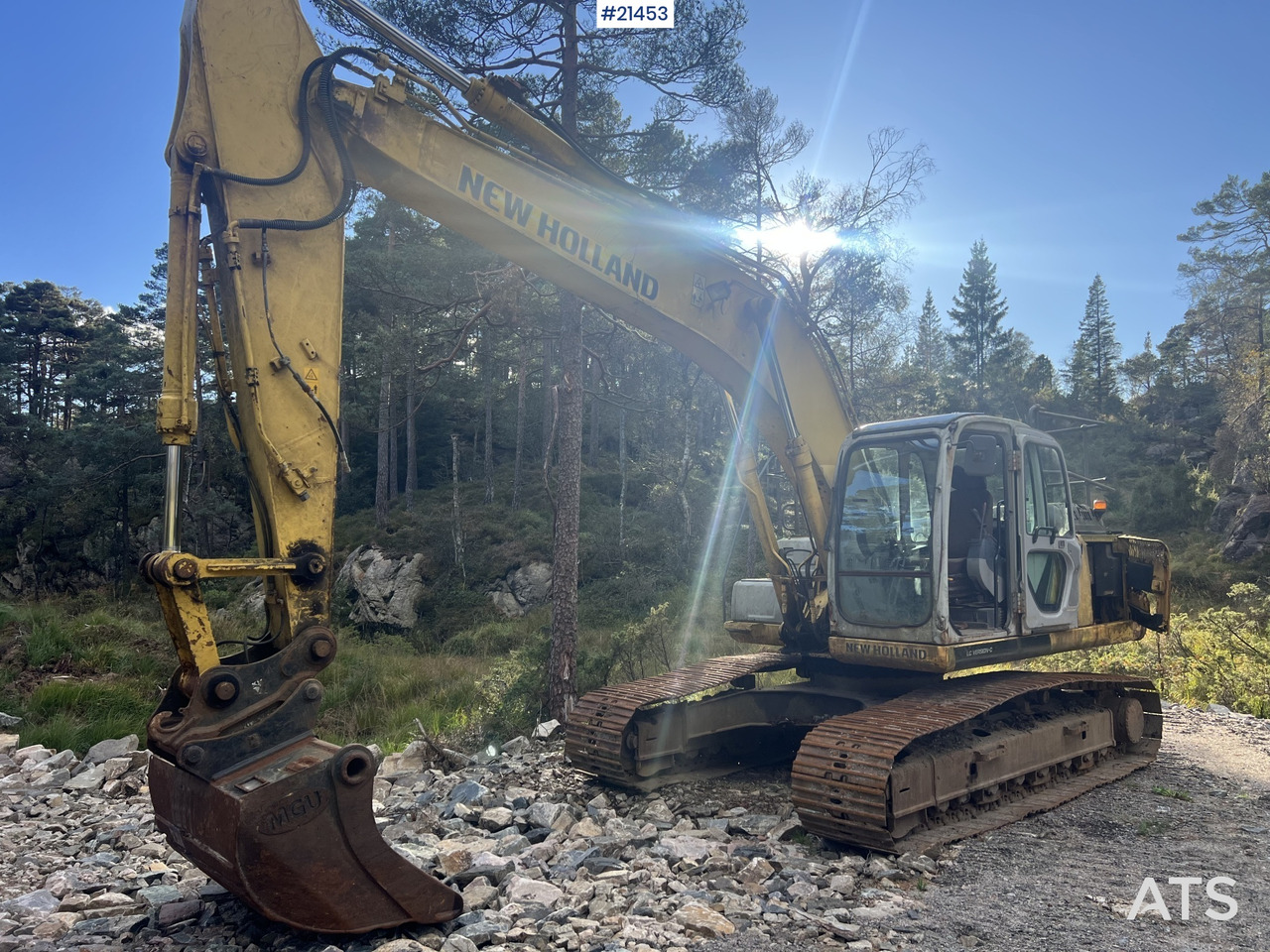 New Holland E215 Gravemaskin - Máy xúc bánh xích: hình 2 New Holland E215 Gravemaskin - Máy xúc bánh xích: hình 2