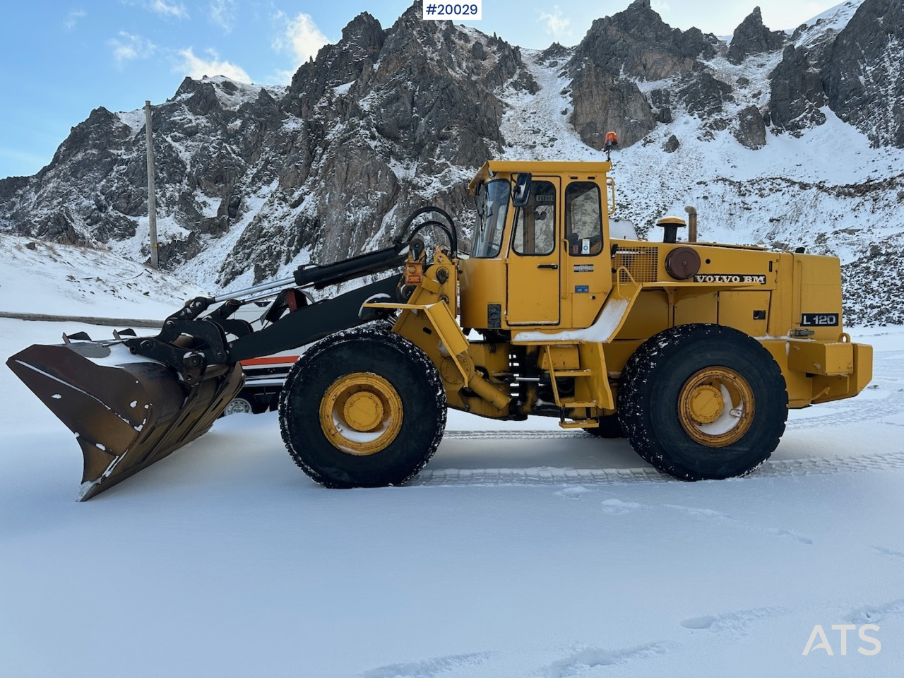 Volvo L120 - Máy xúc lật bánh lốp: hình 2 Volvo L120 - Máy xúc lật bánh lốp: hình 2