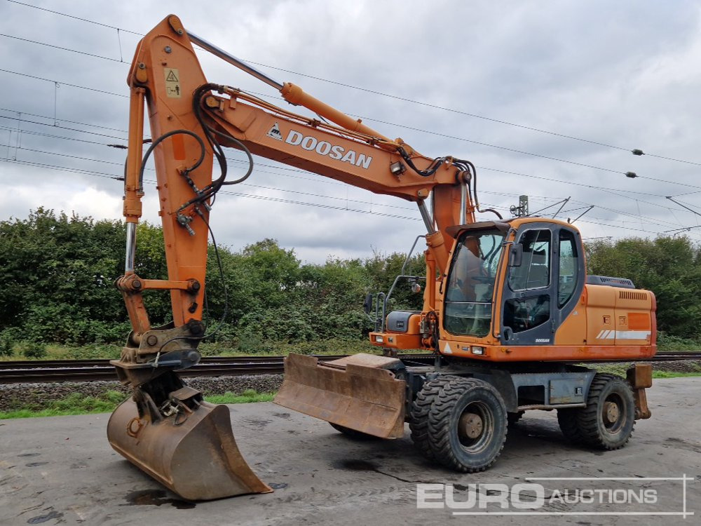 Doosan DX210W - Máy xúc bánh lốp: hình 1 Doosan DX210W - Máy xúc bánh lốp: hình 1