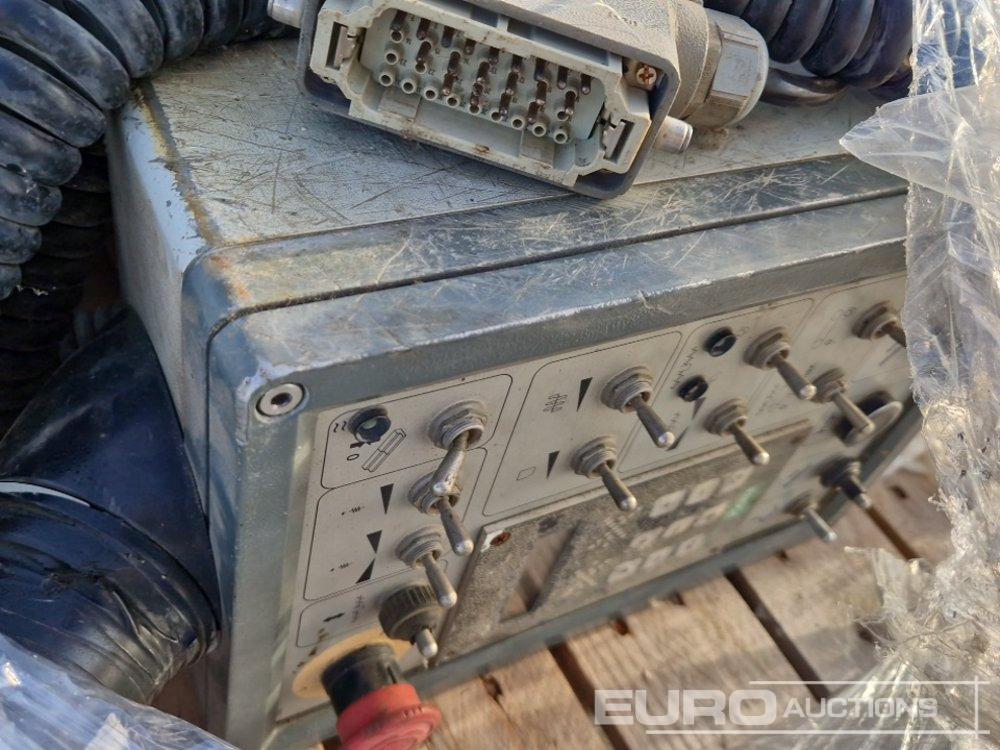 Pallet of Levelling Equipment, Remote Controls - Trang thiết bị xây dựng: hình 4 Pallet of Levelling Equipment, Remote Controls - Trang thiết bị xây dựng: hình 4