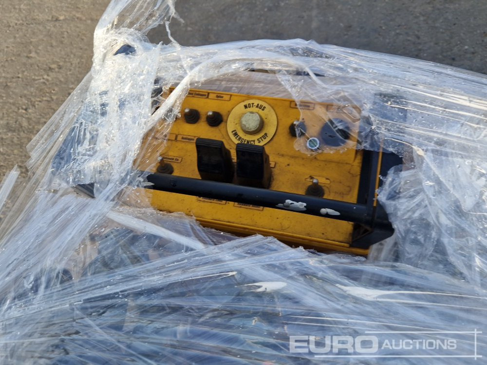 Pallet of Levelling Equipment, Remote Controls - Trang thiết bị xây dựng: hình 3 Pallet of Levelling Equipment, Remote Controls - Trang thiết bị xây dựng: hình 3