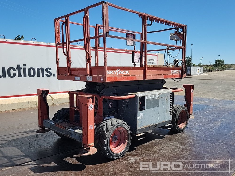 2015 SkyJack SJ6832RT - Máy nâng người hình kéo: hình 1 2015 SkyJack SJ6832RT - Máy nâng người hình kéo: hình 1