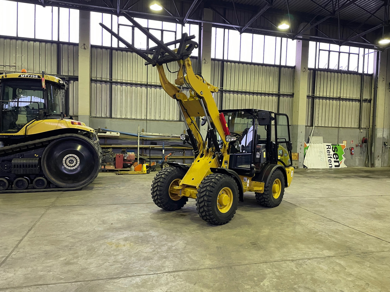 Caterpillar 906 - Máy xúc lật bánh lốp: hình 3 Caterpillar 906 - Máy xúc lật bánh lốp: hình 3