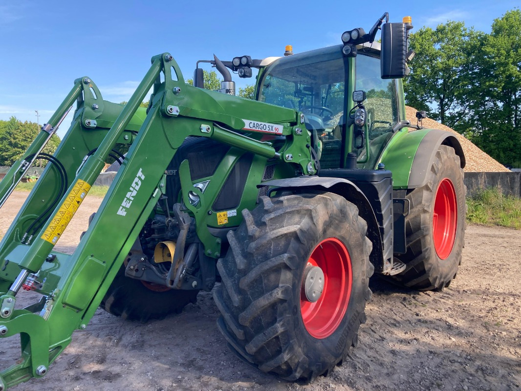 Fendt 724 S4 - Máy cày: hình 1 Fendt 724 S4 - Máy cày: hình 1