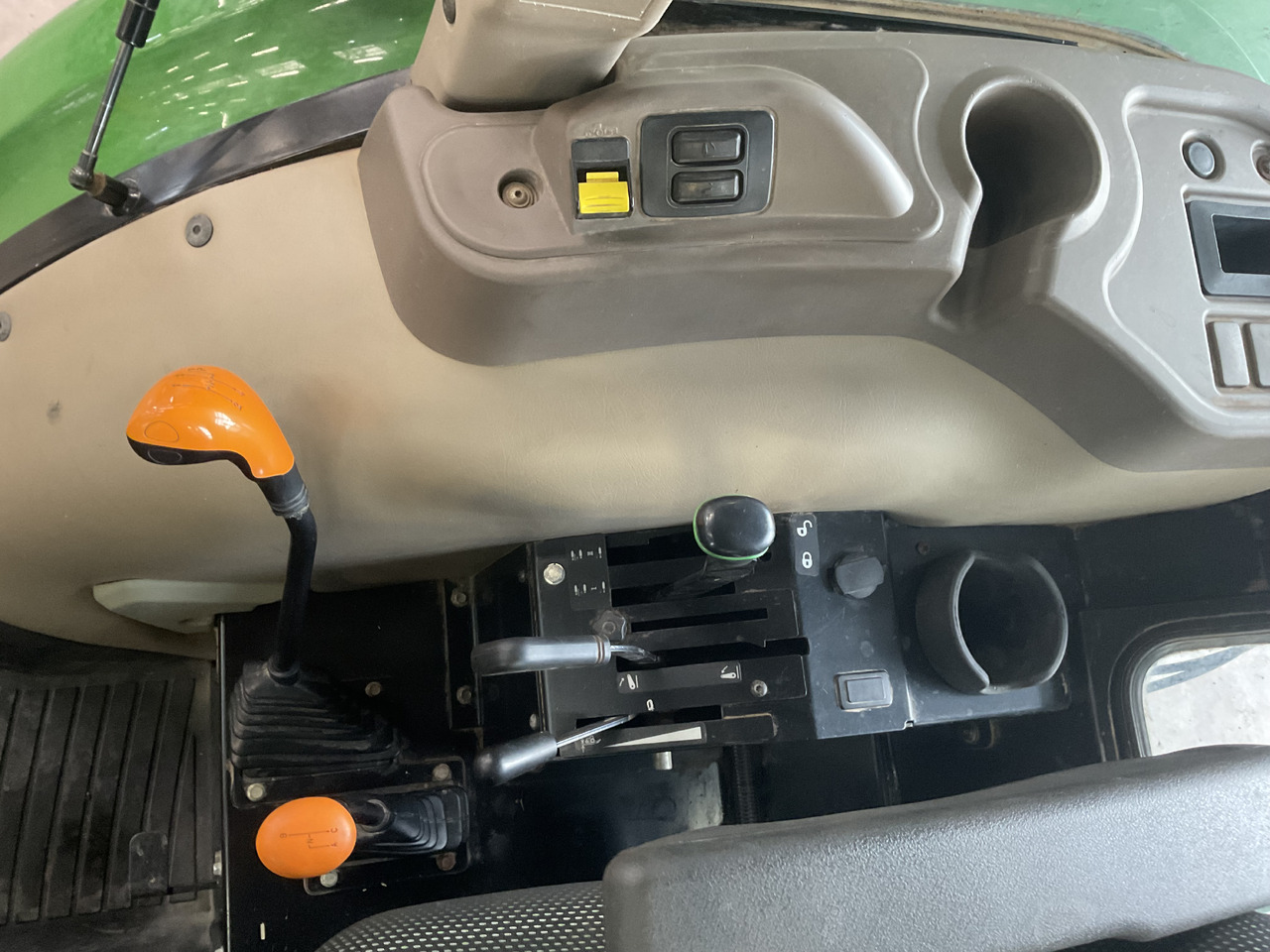 John Deere 5055 E - Máy cày: hình 3 John Deere 5055 E - Máy cày: hình 3