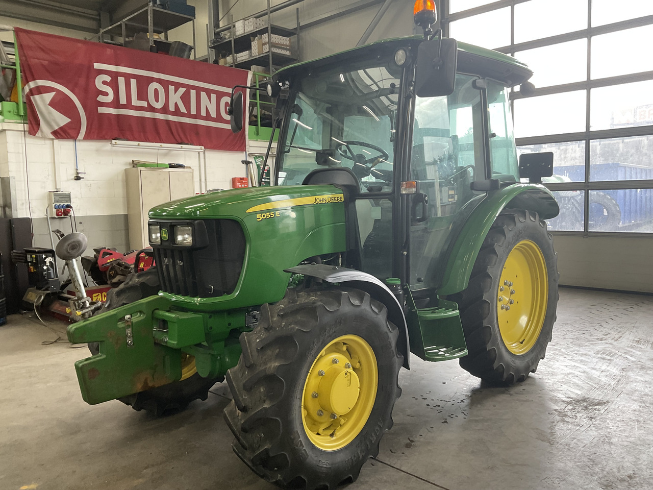 John Deere 5055 E - Máy cày: hình 1 John Deere 5055 E - Máy cày: hình 1